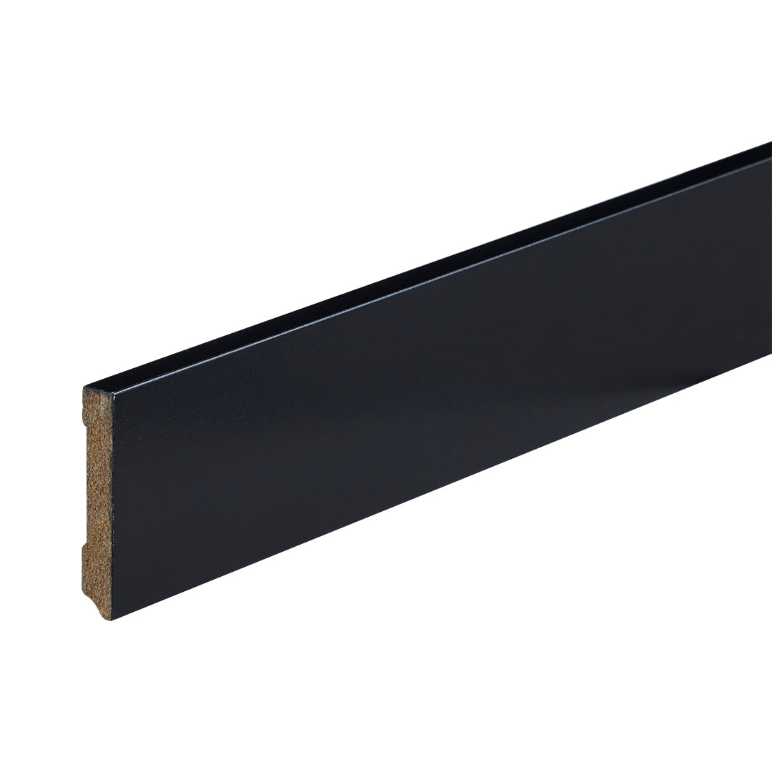 Gelakte plint Ral 9005 zwart. Hoog 70,90,12cm, lengte 2.40m